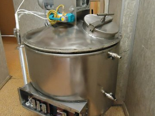 vakuumnaja-emkost-nerzhavejuschaja-s-rubashkoj